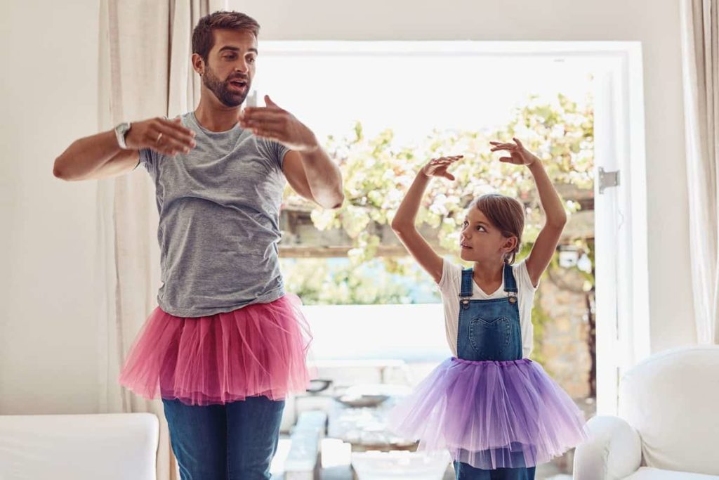 Vater und Tochter tanzen im Tütürock zu Hause