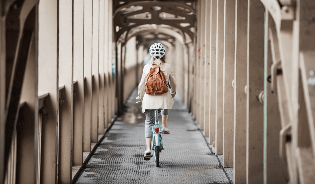Eine Frau mit Helm auf einem Fahrrad