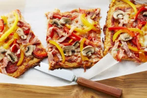 Low-Carb-Pizza mit Schinken und Pilzen