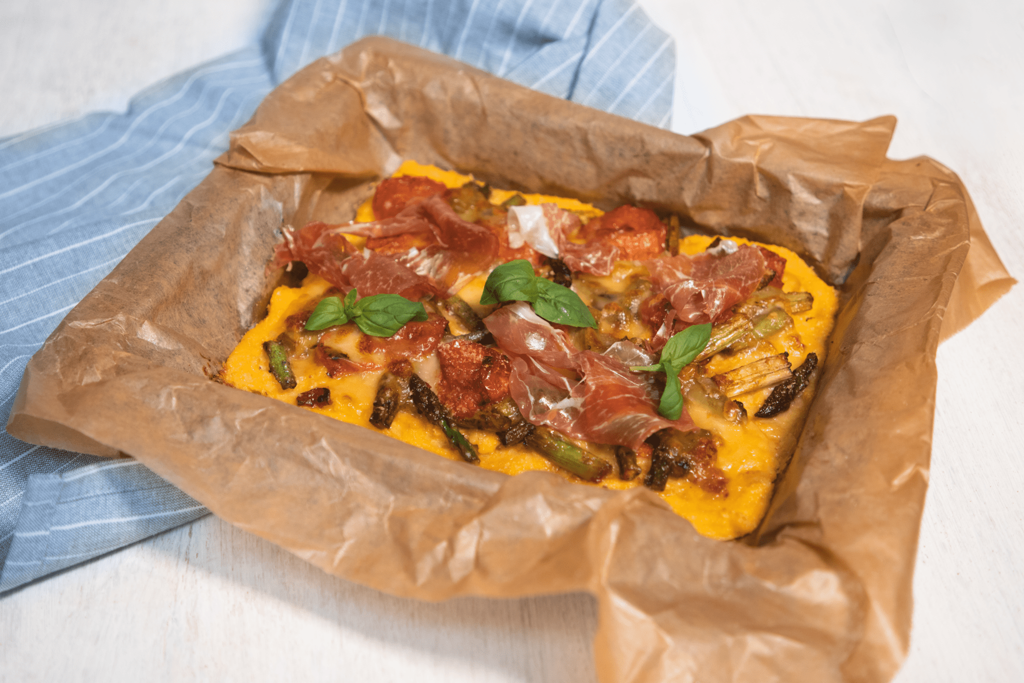 Polenta-Pizza mit Spargel und Parmaschinken