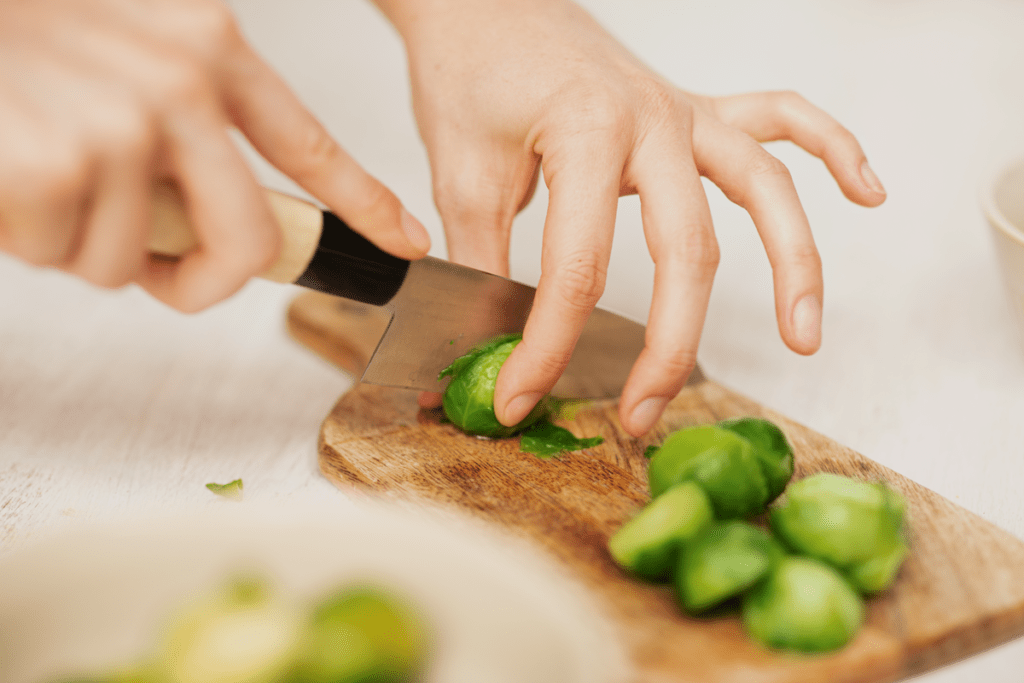 Rosenkohl wird geschnitten