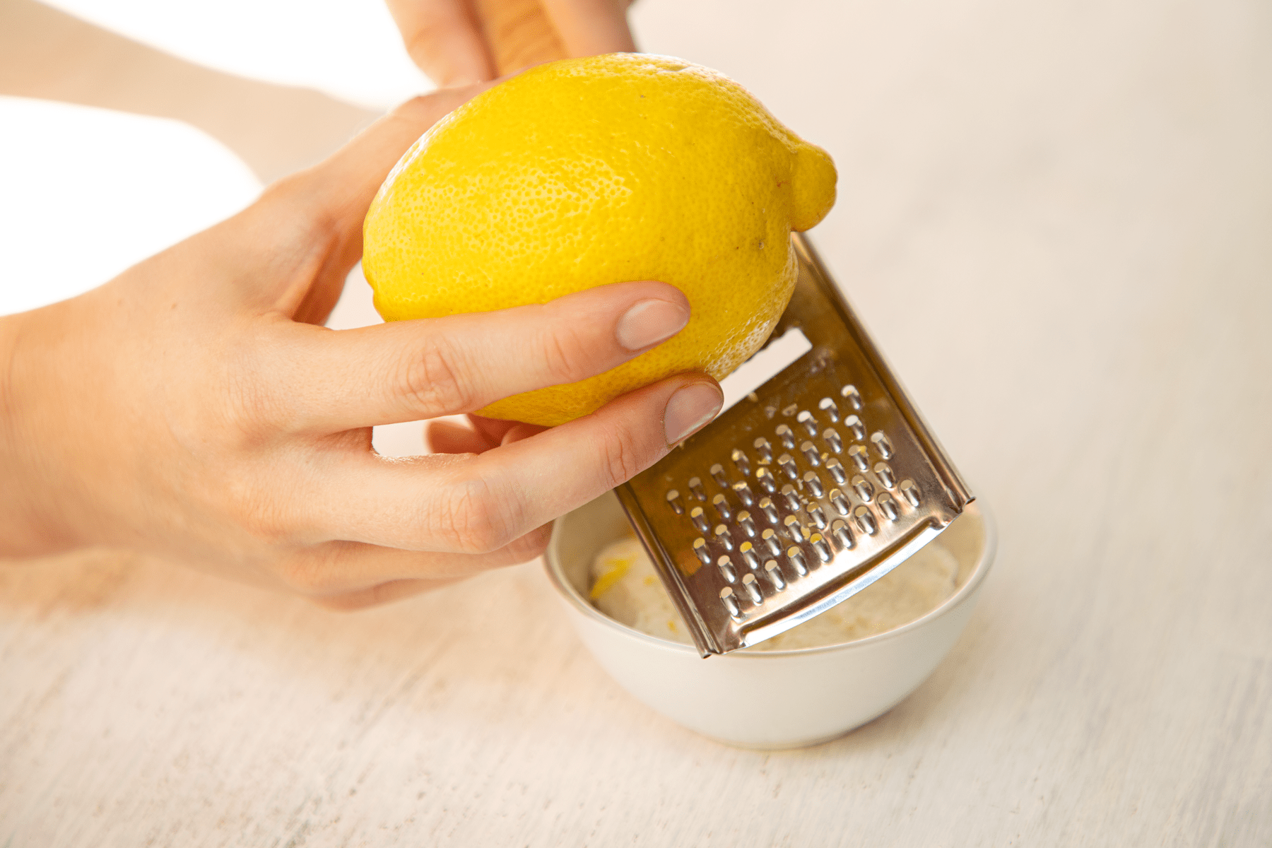 Leicht bitter, aber auch süß und säuerlich. Feldsalat mit Birne und Zitronenricotta.