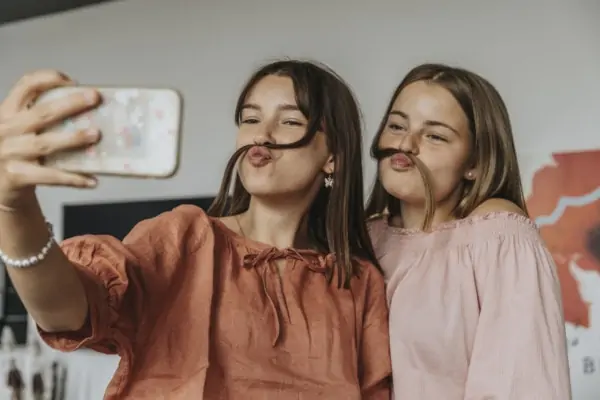 Zwei Teenager Mädchen albern rum und freuen sich - ihnen wurde der Menstruationszyklus einfach erklärt
