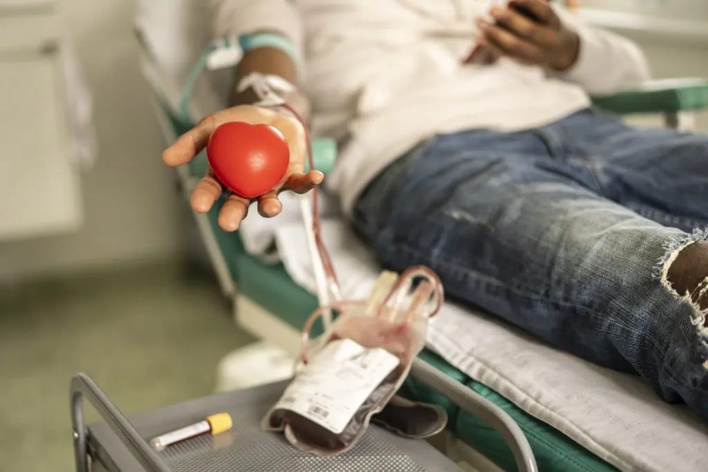 Ein Mann ist bei der Blutspende - dank der Kompatibilität seiner Blutgruppe kommt er als Spender in Frage