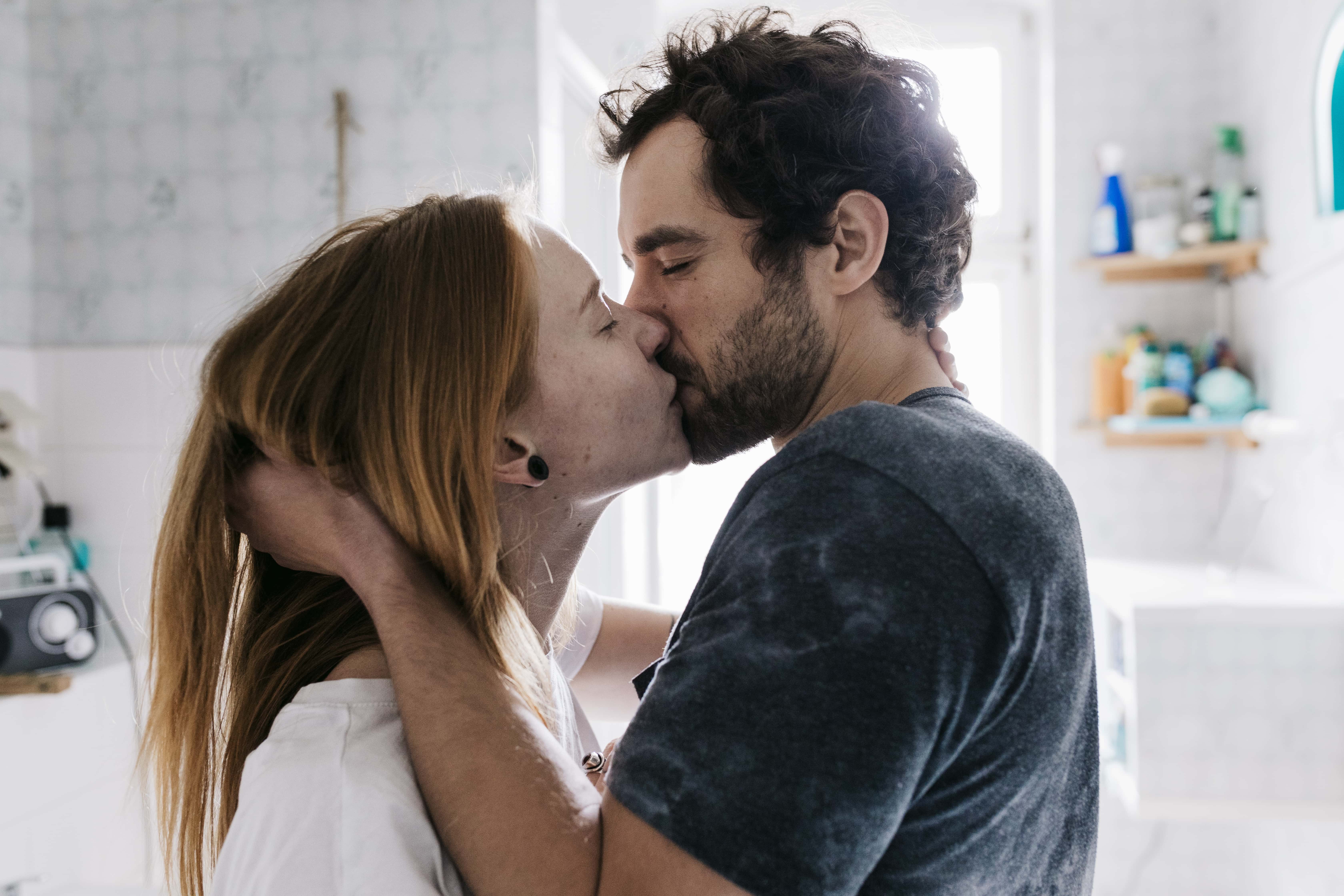 Zum Thema was passiert im Körper beim Orgasmus küssen sich Mann und Frau