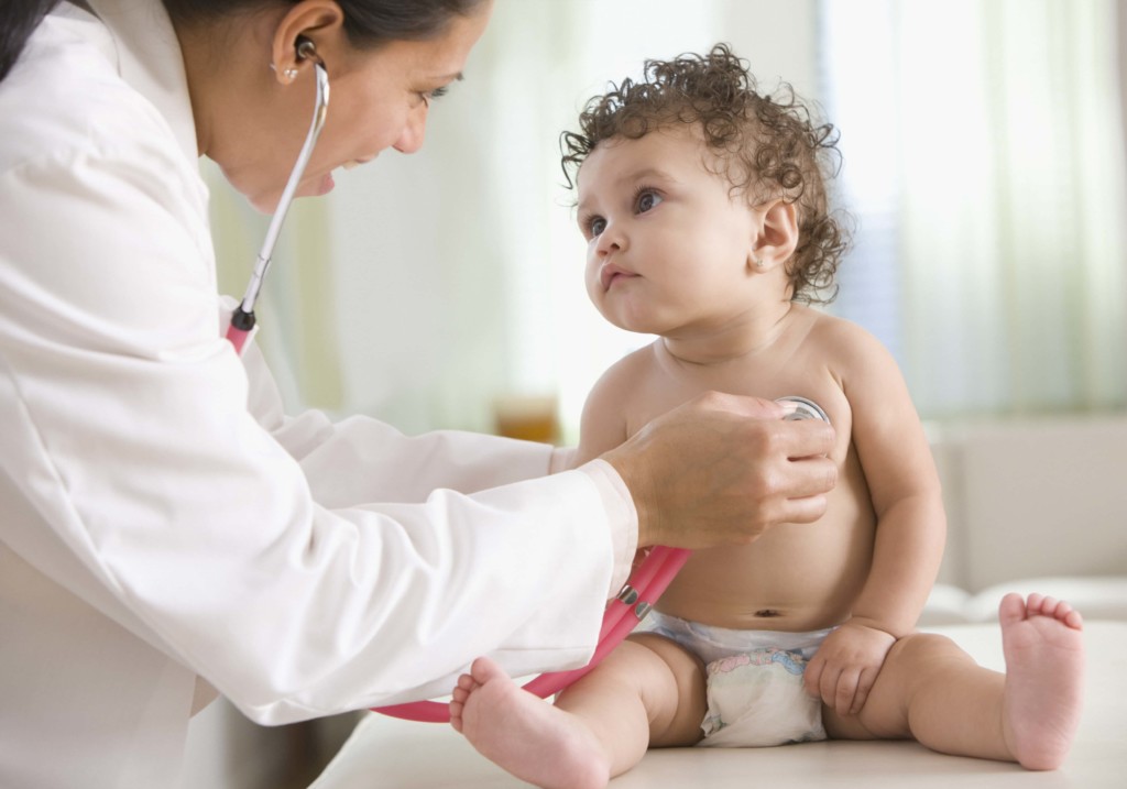 Eine Ärztin untersucht ein kleines Mädchen auf typische Kinderkrankheiten