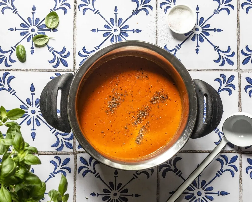 In einem Topf befindet sich die fertige Tomaten-Aprikosen-Suppe.