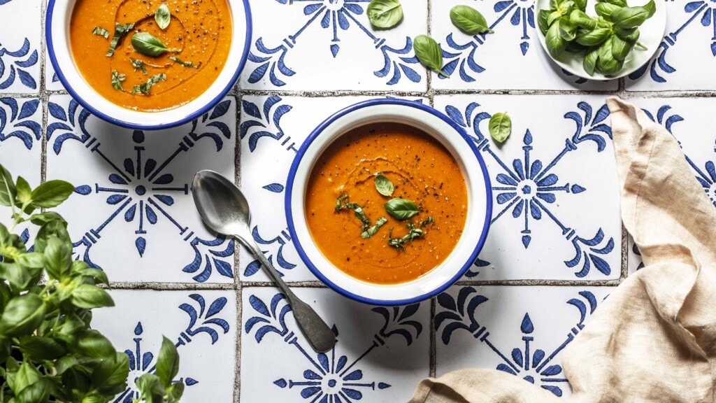 Tomaten-Aprikosen-Suppe mit Basilikum