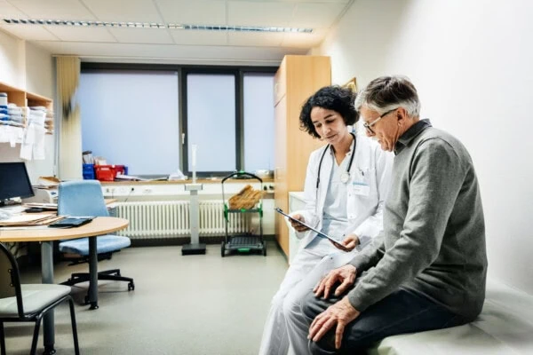 Ein Mann informiert sich über Fakten zur Organspende
