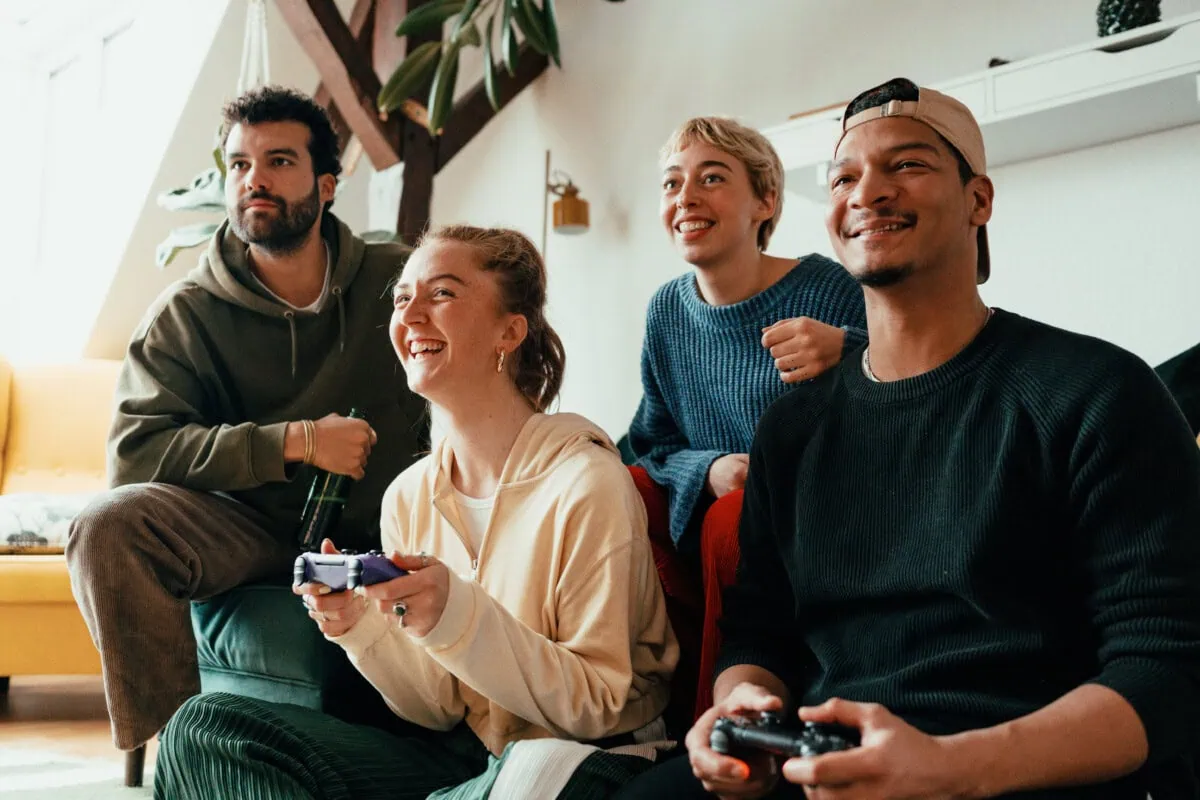 Freunde beim gemeinsamen Spiel - sie wissen, was sie bei Einsamkeit tun können.