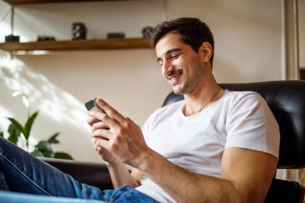 Ein Mann füllt den digitalen Notfallpass aus