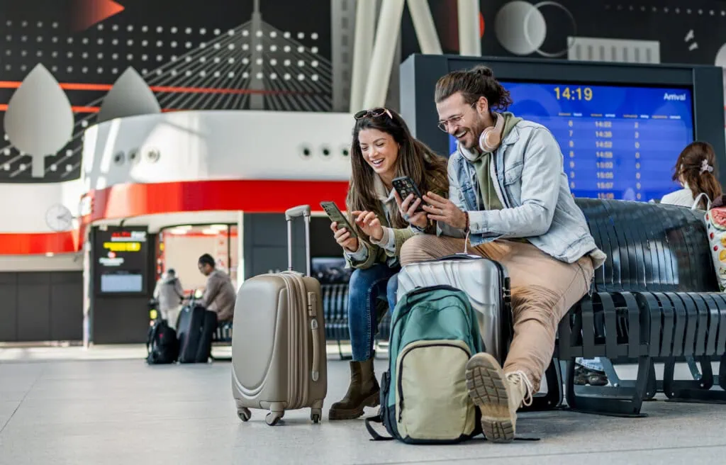 Ein Paar freut sich auf den Urlaub - sie wissen, wie sie eine Thrombose beim Fliegen vermeiden