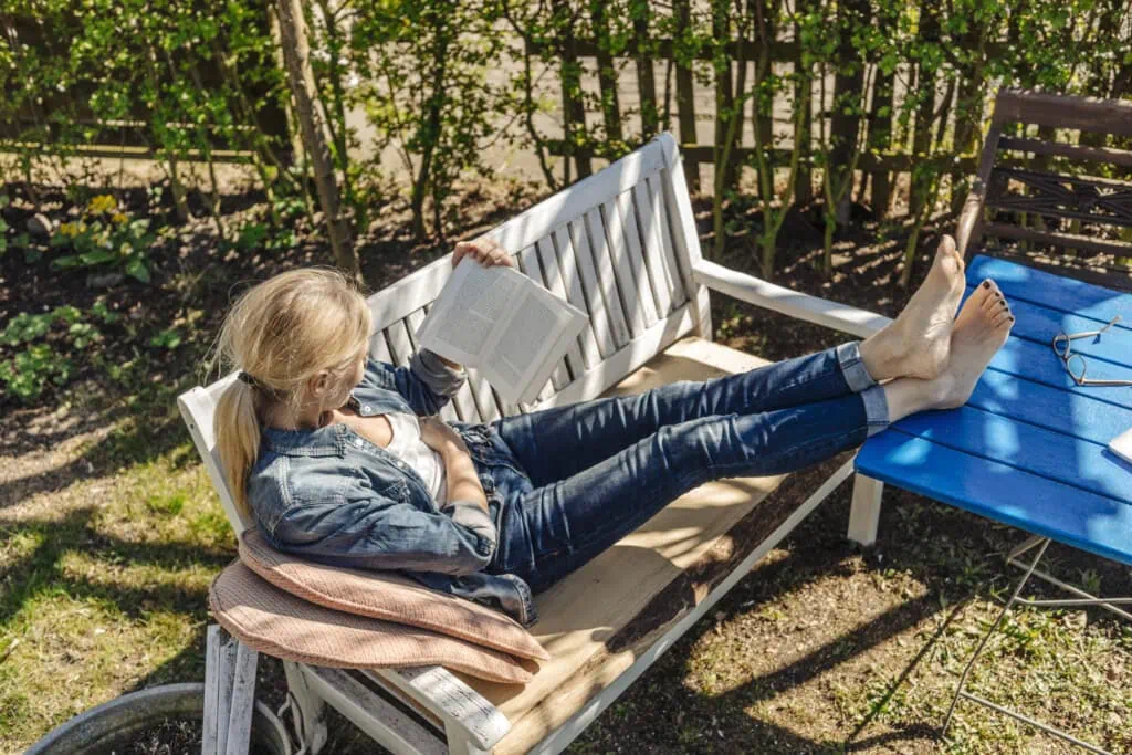 Geschwollene Füße im Sommer hochlegen