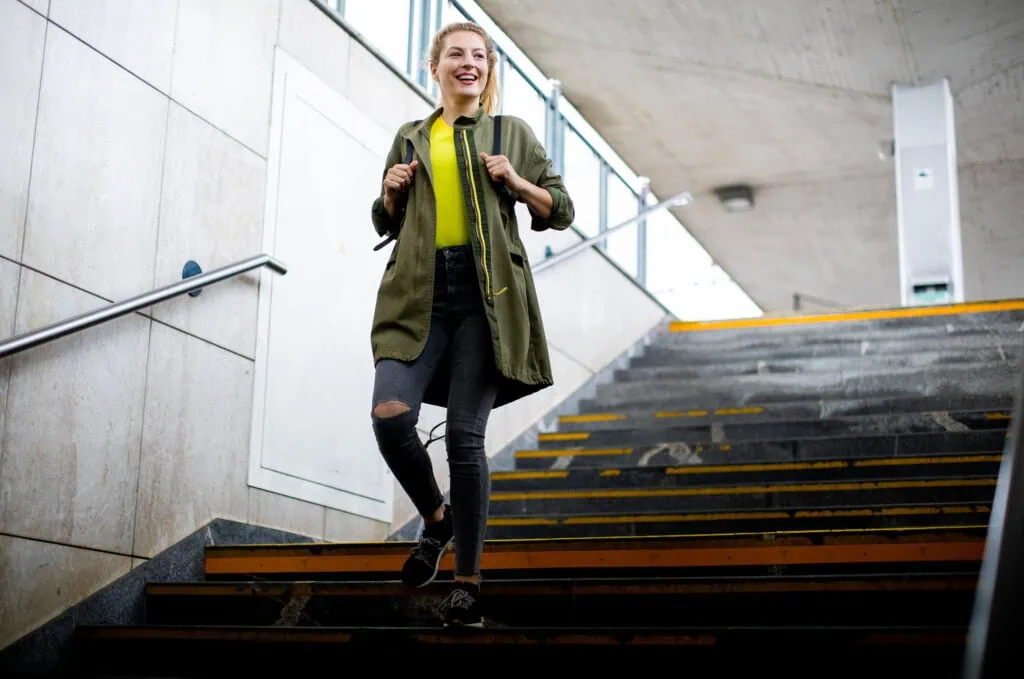 Eine Frau läuft die Treppe und erreicht 10.000 Schritte am Tag