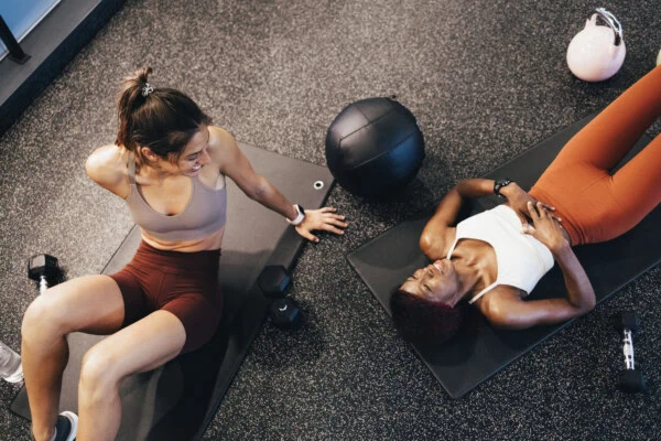 Zwei Freundinnen beim zyklusbasiertem Training