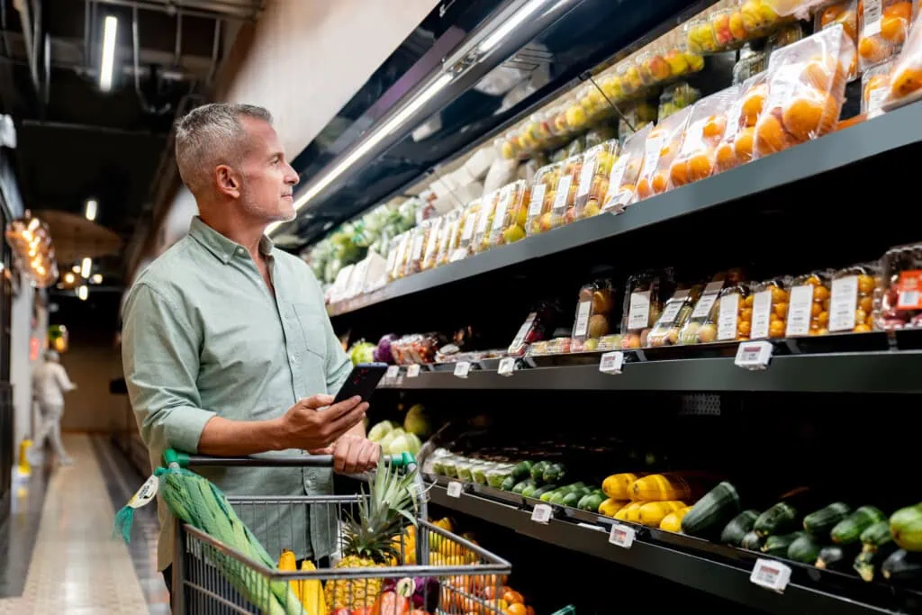 Ein Mann hat Bluthochdruck - er muss viel trinken und die richtigen Lebensmittel konsumieren