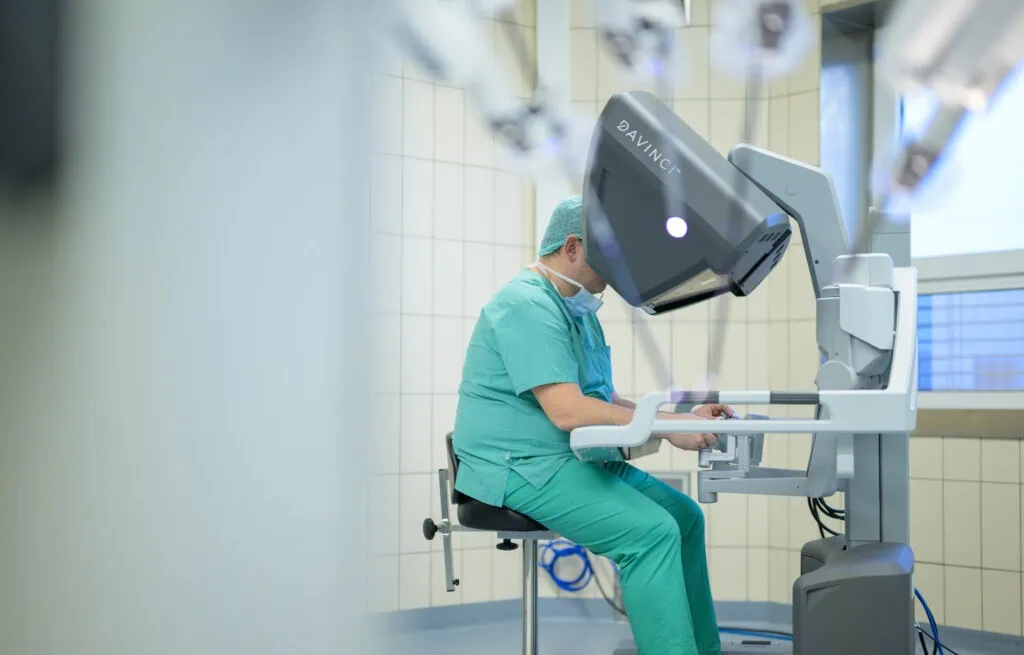 Ein Arzt bei der Thoraxchirurgie