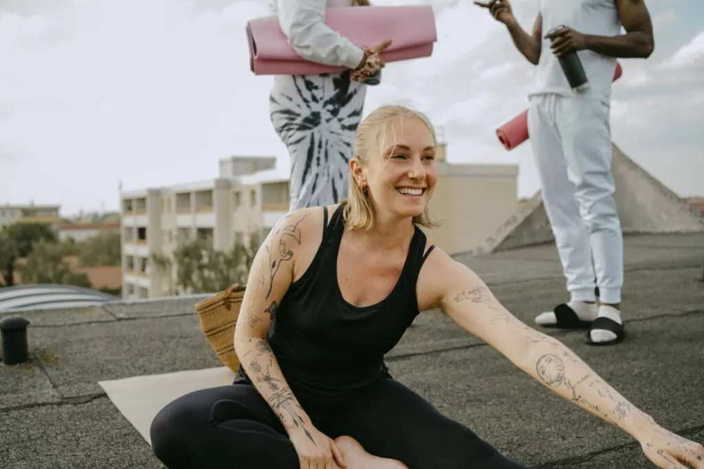 Eine Frau beim Yoga - sie weiß, wie sie den Reizdarm erkennen und behandeln kann