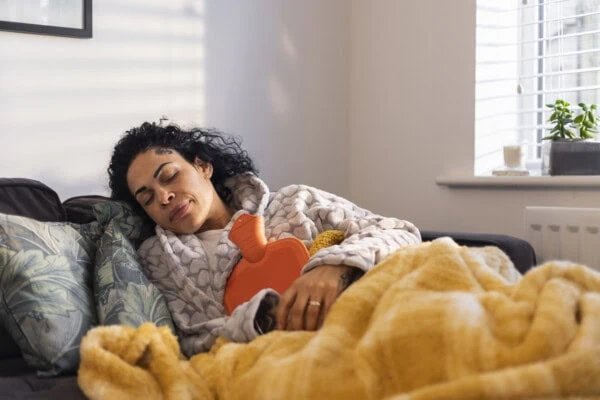 Reizdarm erkennen und behandeln Eine Frau im Bett - sie weiß, wie sie den Reizdarm erkennen und behandeln kann